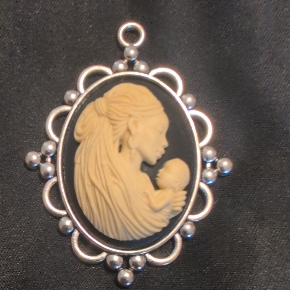 Elegant Cameo Pendant in Black and Cream